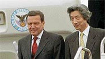 <B>YA ESTÁ EN JAPÓN</B>. Schröder y Koizumi viajaron juntos desde Canadá.