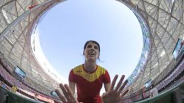 NIDO DE P&Aacute;JARO. Ruth Beitia consulta con los t&eacute;cnicos. 
 