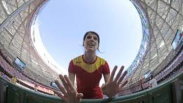 NIDO DE P&Aacute;JARO. Ruth Beitia consulta con los t&eacute;cnicos. 
 