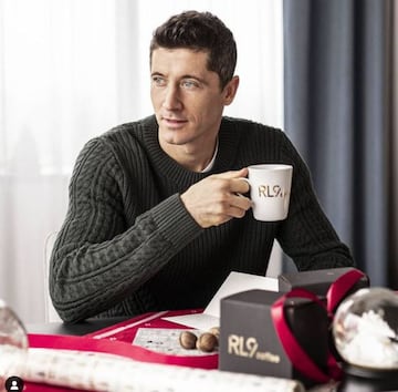 Lewandowski no para, ni dentro ni fuera del campo. Sus iniciativas comerciales le están convirtiendo en una auténtica marca en sí mismo y en una máquina de hacer dinero. De su marca RL9 se venden ya barritas de muesli, crema de avellanas, galletas, café.... y hasta zuecos de madera.