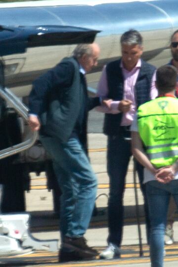 El Rey emérito Juan Carlos baja del avión a su llegada al Aeropuerto Internacional de Vigo-Peinador.