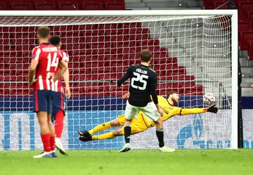 1-1. Thomas Mller marc de penalti el primer gol de los bvaros.