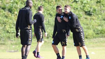 Mertens y Jorginho bromean en el entrenamiento del Nápoles en Estambul.