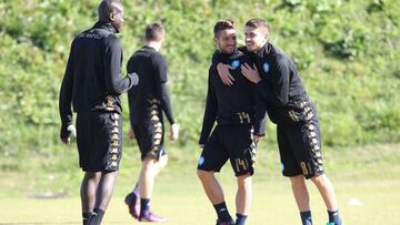 Mertens y Jorginho bromean en el entrenamiento del N&aacute;poles en Estambul.