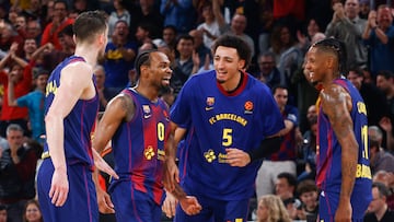 BARCELONA, 12/12/2025.- El escolta estadounidense del FC Barcelona Kevin Punter (2i) celebra una canasta durante el partido de la jornada 15 de la EuroLiga disputado en el Palau Blaugrana entre el Fc Barcelona y el Olympiacos BC. EFE/Quique García