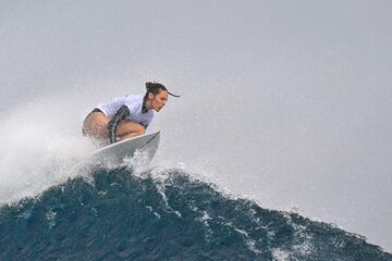 Nadia Erostarbe, en la cresta de la ola de Teahupo'o.