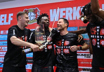 Los jugadores del Bayer Leverkusen bañan en cerveza a Xabi Alonso en la rueda de prensa y tras conseguir el histórico primer título en la Bundesliga.