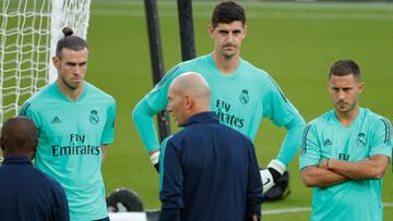 Courtois, portero del Real Madrid, en el centro, atiende junto a Bale y Hazard las indicaciones de Zidane.
