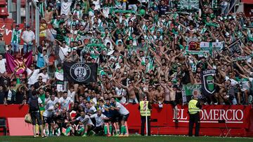 Equipo y afición celebrando en El Molinón el único triunfo de la temporada.