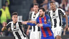 Messi pelea un balón con Dybala durante la ida.