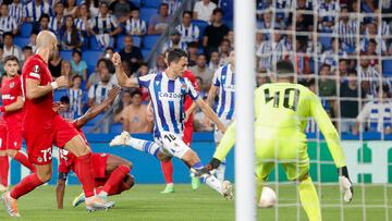 SAN SEBASTIÁN, 15/09/2022.- El centrocampista de la Real Ander Guevara (c) dispara a puerta durante el encuentro de la fase de grupos de la UEFA Liga Europa que Real Sociedad y AC Omonia disputan hoy jueves en el Reale Arena de San Sebastián. EFE/ Javier Etxezarreta