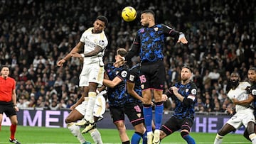 Rodrygo y En Nesyri pugnan un balón aéreo.