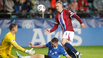 Tallinn (Estonia), 09/06/2025.- Erling Haaland of Norway (R) scores the 1-0 lead against goalkeeper Karl Hein (L) and Maksim Paskotsi of Estonia during the FIFA World Cup 26 qualification match between Estonia and Norway in Tallinn, Estonia, 09 June 2025. (Mundial de Fútbol, Noruega) EFE/EPA/TOMS KALNINS