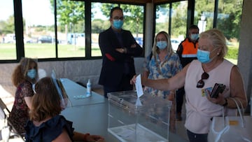 Pereiro de Aguiar (Ourense), 07/07/2020.- El coordinador de prevención de las elecciones de la Xunta, Emilio de la Iglesia, observa una votación simulada durante la visita a un colegio electoral del ayuntamiento orensano de Pereiro de Aguiar. De la Iglesia ha garantizado este martes el cumplimiento de todas las medidas de prevención a fin de que todas las personas que vayan a votar este domingo lo hagan con seguridad en cualquiera de los 2.405 colegios electorales de Galicia en estos comicios atípicos por el coronavirus. EFE/Brais Lorenzo