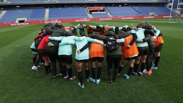 La selecci&oacute;n femenina de f&uacute;tbol de Portugal, concentrada antes de un partido.