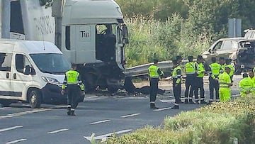 Detalle del estado de los vehículos en el cual han fallecido seis personas, dos de ellos guardias civiles, al arrollar un camión un control en la AP-4 en Los Palacios, a 19 de marzo de 2024 en Sevilla (Andalucía, España). Seis personas han resultado fallecidas, entre ellas dos agentes de la Guardia Civil, tras saltarse un camión un control en la autopista AP-4 a la altura de la localidad sevillana de Los Palacios. El conductor del camión, que ha sido detenido, ha resultado ileso. Se le han realizado pruebas de alcohol y drogas con resultado negativo.
19 MARZO 2024
Francisco J. Olmo / Europa Press
19/03/2024