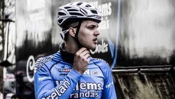 09/04/2018  El Ciclista Belga Michael Goolaerts.
 
 El joven ciclista belga Michael Goolaerts, de 23 a&ntilde;os, falleci&oacute; este domingo a causa de una parada cardiaca sufrida durante la Par&iacute;s-Roubaix, seg&uacute;n comunic&oacute; a &uacute;ltima hora del domingo su equipo, el Veranda Willems.
 
 DEPORTES
 VERANDA&#039;S WILLEMS - CRELAN PRO CYCLING TEAM
 
