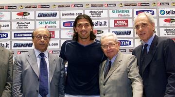 Tras levantar el interés de los clubes más importantes del mundo, en 2001 Buffon decidió dejar Parma para ir a la Juventus por una cifra que aún se mantiene como récord para un portero: 54 millones de euros.