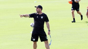 Pablo Guede, dirigiendo el primer entrenamiento del Málaga 2022-23.