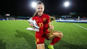 Claudia Pina, con el Bal&oacute;n de Oro y la Bota de Plata.