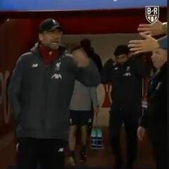 Klopp tells off Liverpool fans: "Put your hands away!"