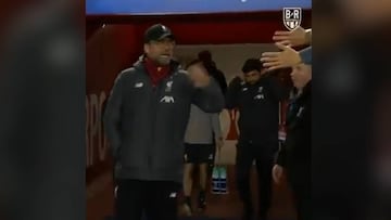 Klopp tells off Liverpool fans: "Put your hands away!"