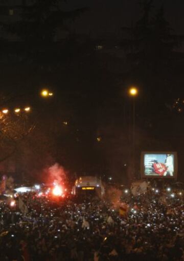 El frío y la lluvia no detuvieron a miles de aficionados que quisieron arengar al Real Madrid en su llegada al Bernabéu.