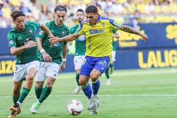 Brian Ocampo disputando un esférico ante dos jugadores del Racing de Ferrol.