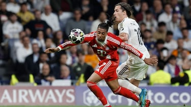 Bayern Munich's French midfielder #17 Michael Olise and Real Madrid's Spanish defender #18 Alvaro Carreras (R) fight for the ball during the UEFA Champions League quarter final first leg football match between Real Madrid CF and FC Bayern Munich at Santiago Bernabeu Stadium in Madrid on April 7, 2026. (Photo by Oscar DEL POZO / AFP)