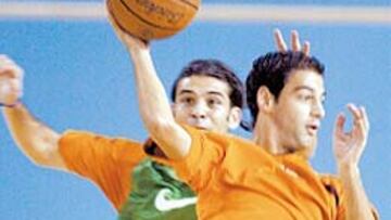 <b>MIEDO AL AGUA</b>. A eso de las nueve de la mañana cayó sobre Barcelona un gran aguacero. El Barça tenía previsto jugar a las diez un partido de ensayo en el Mini Estadi. A pesar de que a esa hora ya no llovía tanto, Rijkaard ordenó ponerse bajo techo. Jugaron al baloncesto, como muestran Márquez y Gerard.