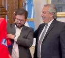 “Mi capitán”: la inesperada camiseta que Boric recibió en Argentina