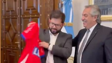 “Mi capitán”: la inesperada camiseta que Boric recibió en Argentina