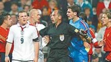 <b>PANDILLERO ROONEY. </b>El bronquista delantero del Manchester United se dedicó los 40 minutos que estuvo en el campo a provocar a los españoles. Cazó a Juanito y Marchena y casi empotra a Casillas. Sólo Beckham, un juez de guante blanco, evitó que Rooney se fuera calentito a la ducha...