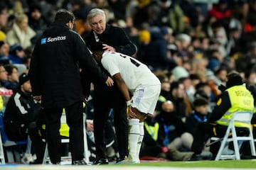 Ancelotti se interesó por Rodrygo cuando el brasileño sintió el pinchazo que le impidió continuar sobre el terreno de juego. 