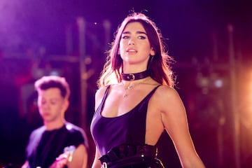 Firm¨® su primer contrato en 2015 firm¨® con Warner Music Group.