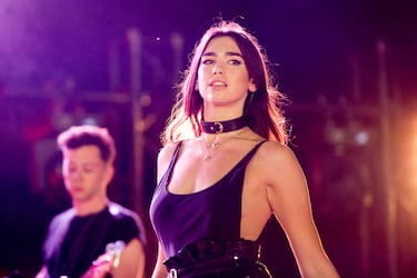 Firmó su primer contrato en 2015 firmó con Warner Music Group.