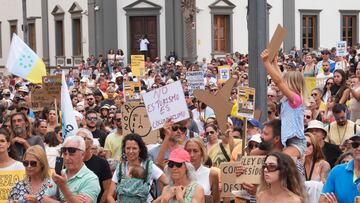 Decenas de personas protestan durante una manifestación contra el modelo turístico, a 20 de abril de 2024, en Puerto del Rosario, Fuerteventura, Canarias (España). Las ocho islas canarias se unen hoy para protestar contra la masificación turística. Esta es la primera manifestación conjunta de la historia en todo el archipiélago, está convocada por veinte asociaciones bajo el lema ‘Canarias tiene un límite’. Los manifestantes reclaman una ecotasa, una moratoria turística y una mejor redistribución de los ingresos. Además de en Canarias, la organización ha convocado protestas en otras ciudades españolas y europeas como Granada, Barcelona, Madrid, Berlín y Londres.
20 ABRIL 2024;MANIFESTACIÓN;ISLAS;CANARIAS;ARCHIPIÉLAGO;TURISMO;MODELO;PROTESTA
Europa Press Canarias
20/04/2024