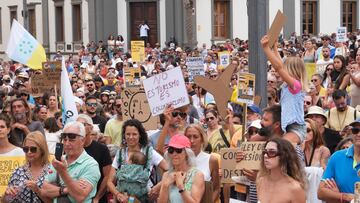 Decenas de personas protestan durante una manifestación contra el modelo turístico, a 20 de abril de 2024, en Puerto del Rosario, Fuerteventura, Canarias (España). Las ocho islas canarias se unen hoy para protestar contra la masificación turística. Esta es la primera manifestación conjunta de la historia en todo el archipiélago, está convocada por veinte asociaciones bajo el lema ‘Canarias tiene un límite’. Los manifestantes reclaman una ecotasa, una moratoria turística y una mejor redistribución de los ingresos. Además de en Canarias, la organización ha convocado protestas en otras ciudades españolas y europeas como Granada, Barcelona, Madrid, Berlín y Londres.
20 ABRIL 2024;MANIFESTACIÓN;ISLAS;CANARIAS;ARCHIPIÉLAGO;TURISMO;MODELO;PROTESTA
Europa Press Canarias
20/04/2024