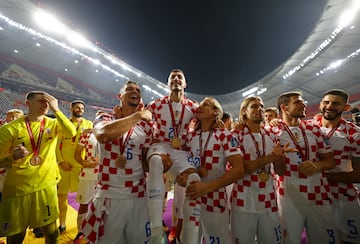 Dejan Lovren de Croacia y sus compañeros de equipo celebrando la medalla de bronce del Mundial de Qatar 2022.