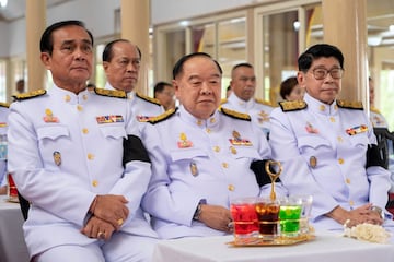 En la imagen de izquierda a derecha el primer ministro tailandés Prayut Chan-O-Cha, y los antiguos primeros ministros Prawit Wongsuwan y Wissanu Krea-ngam.