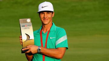 Thorbjorn Olesen, con el trofeo.