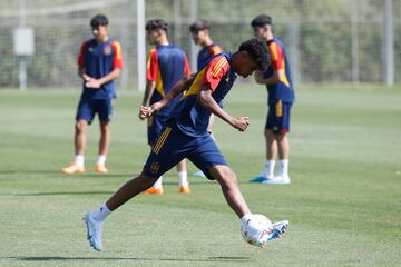 Lamine Yamal en un entrenamiento de la Selección.