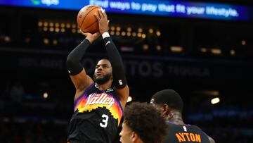 Chris Paul, base de Phoenix Suns, lanza ante Detroit Pistons.