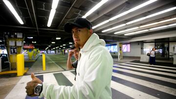 Futbol, llegada de los jugadores de la seleccion chilena a Miami
El jugador de la seleccion chilena Nicolas Castillo es fotografiado a su arribo al aeropuerto internacional de esta ciudad.
Chile enfrentara a Peru el proximo viernes en un partido amistoso en el estadio Hard Rock de Miami, Estados Unidos.
08/10/2018
Andres Pina/Photosport

Football, Chilean National team players arrival at Miami.
Chilean National team player Nicolas Castillo is pictured as he arrives at the Miami international airport.
Chile will face Peru in a friendly match next friday at the Hard Rock stadium in Miami, United States.
08/10/2018
Andres Pina/Photosport