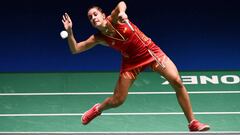 Carolina Marin devuelve una bola ante Nozomi Okuhara durante la final del Japan Open Badminton Championships en Tokyo.