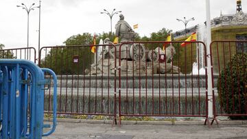 Operarios del Ayuntamiento de Madrid &lsquo;blindaron&rsquo; ayer la fuente.
 