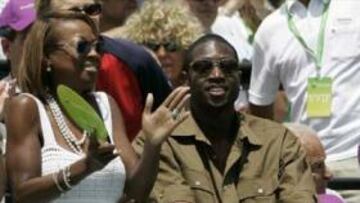 <b>RECUPERADO.</b> Wade mostró su recuperación en la grada del Masters Series de Miami.
