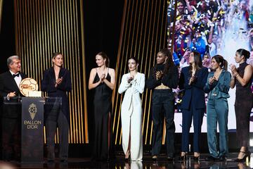 La ganadora del Balón de Oro 2021 y 2022, la centrocampista española del Barcelona Alexia Putellas y el presidente del Barcelona Joan Laporta reciben el trofeo al Mejor Club Femenino del Año junto a la delantera noruega del Barcelona Caroline Graham Hansen, la centrocampista española del Barcelona Aitana Bonmati y jugadoras del equipo del Barcelona durante la ceremonia de entrega del premio Balón de Oro 2024