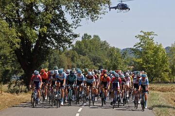 El pelotón durante la octava etapa del Tour de Francia 2020.

