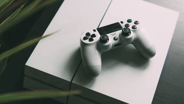 Modelo original de PlayStation 4 con DualShock 4.